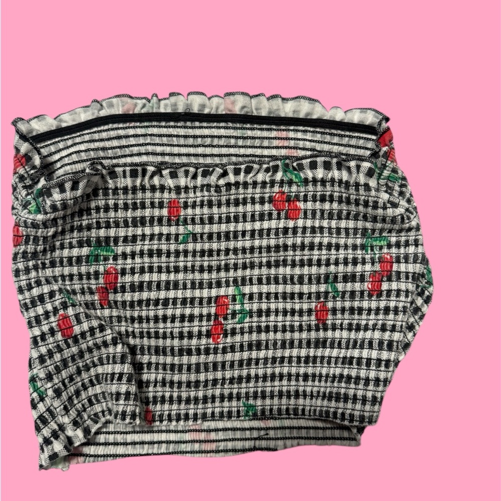 Black and white cherry print tube top #cherry #tubetop
#pretty